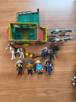 Carruaje del Oeste con figuras y caballos