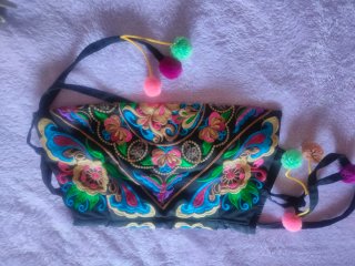 Bolso de mano bordado con pompones