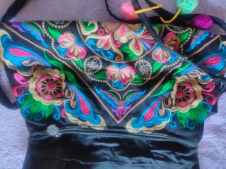 Bolso de mano bordado con pompones