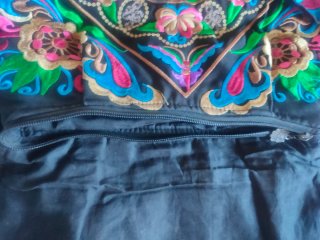 Bolso de mano bordado con pompones