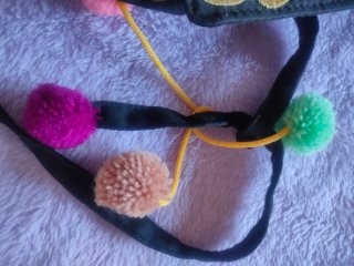 Bolso de mano bordado con pompones