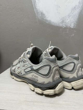 Zapatillas Asics grises y blancas