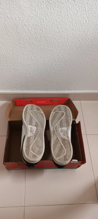 Zapatillas Puma Negras y Blancas