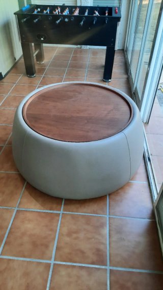 Mesa de centro moderna de cuero beige y madera