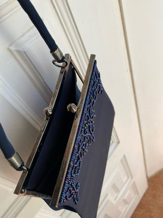 Bolso de fiesta azul marino con pedrería