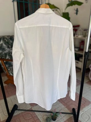 Camisa de vestir blanca para caballero.