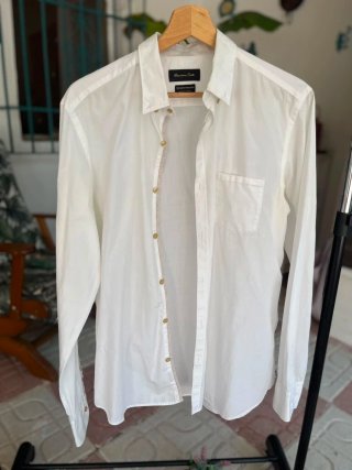 Camisa de vestir blanca para caballero.