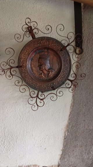Plato decorativo metal perfil mujer