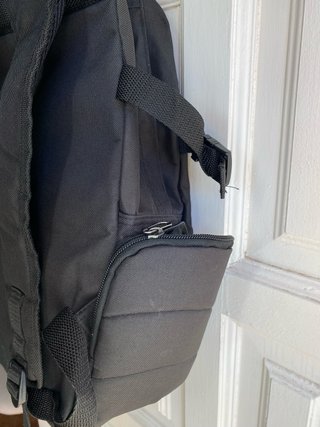 Mochila negra con parche de cuadros