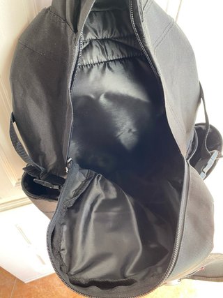 Mochila negra con parche de cuadros