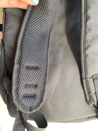 Mochila negra con parche de cuadros
