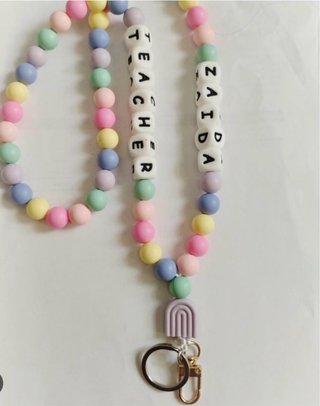 Colgante personalizado con cuentas de colores