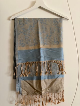 Pañuelo azul y dorado con flecos
