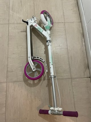 Patinete blanco y morado