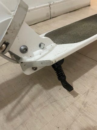 Patinete blanco y morado