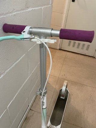 Patinete blanco y morado