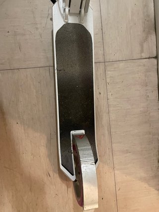 Patinete blanco y morado