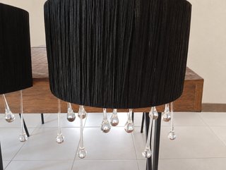 Lámparas negras con colgantes de cristal