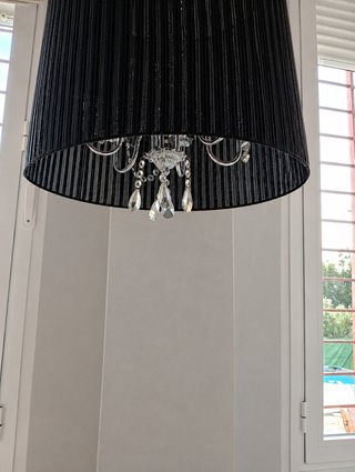 Lámparas negras con colgantes de cristal