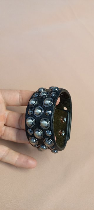 Braccialetto in vero cuoio nero borchiato
