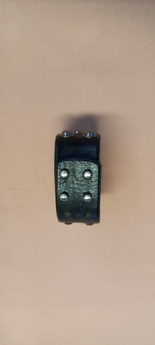 Braccialetto in vero cuoio nero borchiato