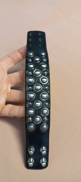 Braccialetto in vero cuoio nero borchiato