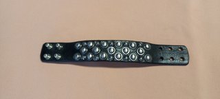 Braccialetto in vero cuoio nero borchiato