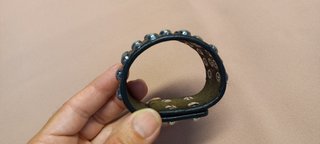 Braccialetto in vero cuoio nero borchiato