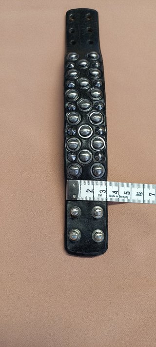Braccialetto in vero cuoio nero borchiato