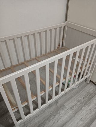 Cuna de bebé blanca