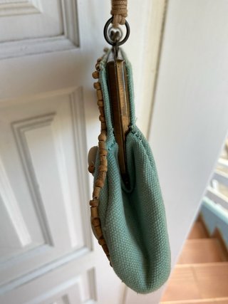 Bolso turquesa conchas y piedras