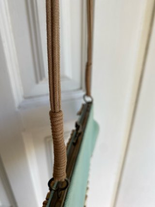 Bolso turquesa conchas y piedras