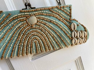 Bolso turquesa conchas y piedras
