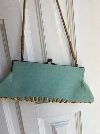 Bolso turquesa conchas y piedras