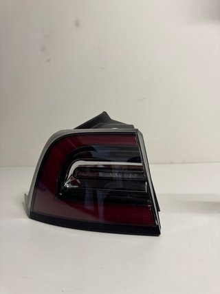 Piloto trasero izquierdo Tesla Model 3 – Original