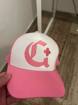 Gorra trucker rosa y blanca con logo