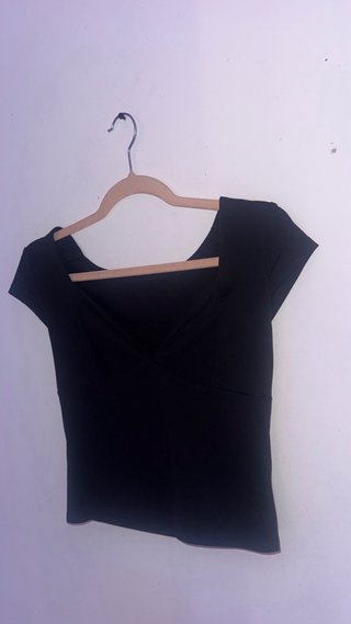 Camiseta deportiva escote V manga corta