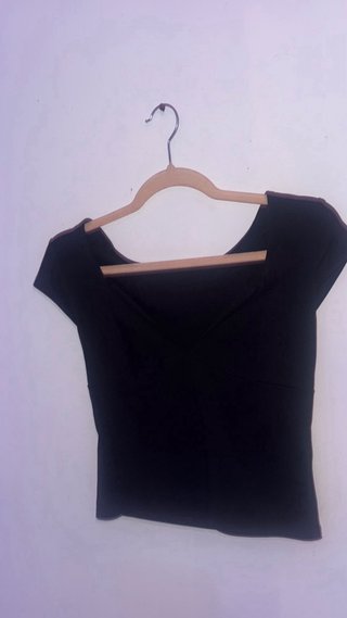 Camiseta deportiva escote V manga corta