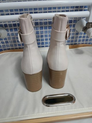 Botines Deichmann crema con hebilla