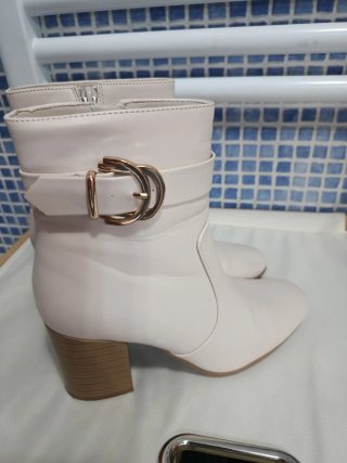 Botines Deichmann crema con hebilla