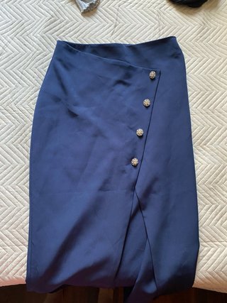 Falda elegante azul con botones joya