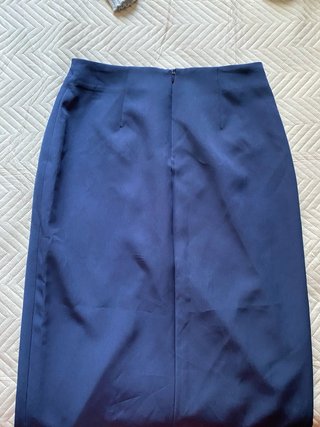 Falda elegante azul con botones joya