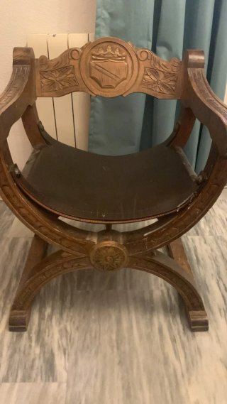 Butaca antigua de madera y cuero
