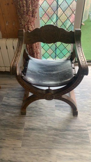 Butaca antigua de madera y cuero