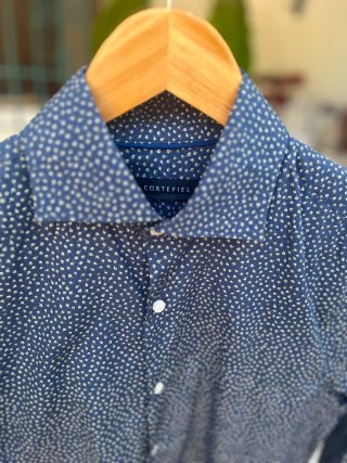 Camisa de vestir estampada azul y blanca
