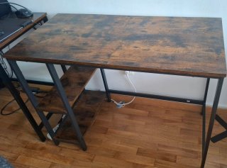 Escritorio madera y metal con estantes