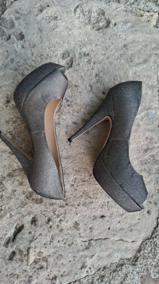 Zapatos de tacón plateados metalizados