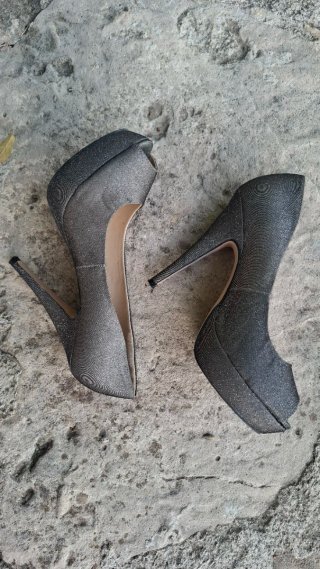 Zapatos de tacón plateados metalizados