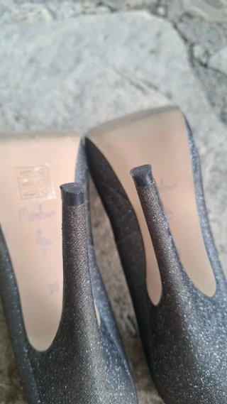 Zapatos de tacón plateados metalizados