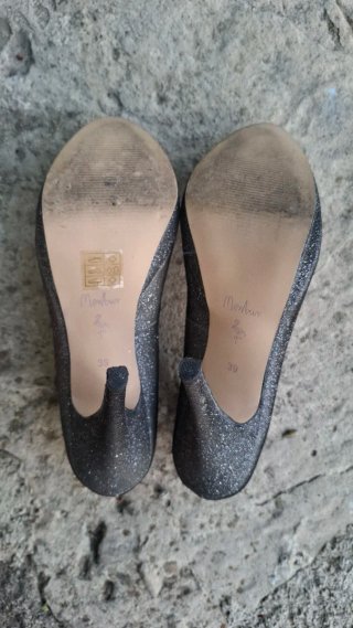 Zapatos de tacón plateados metalizados